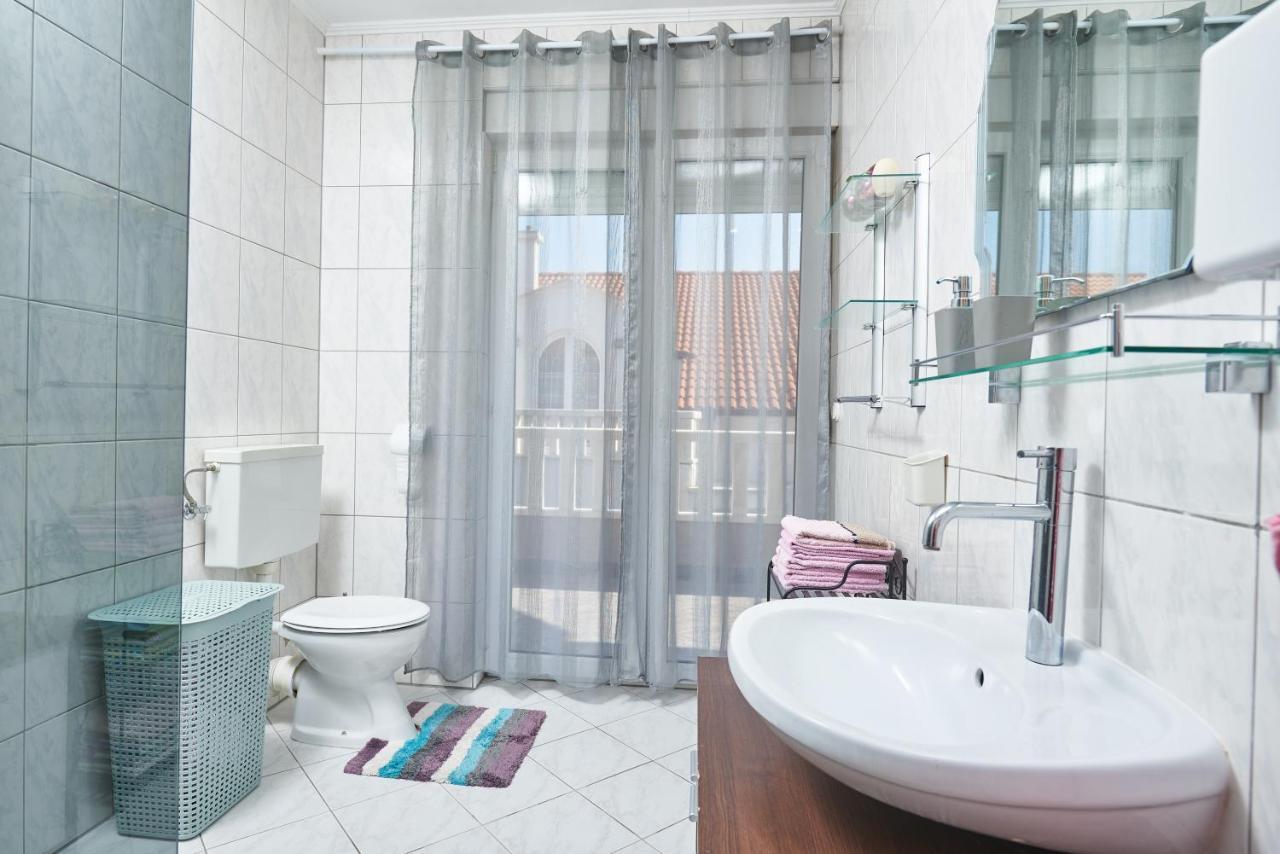 Apartments Lovric With Sea View คาชเตลา ภายนอก รูปภาพ