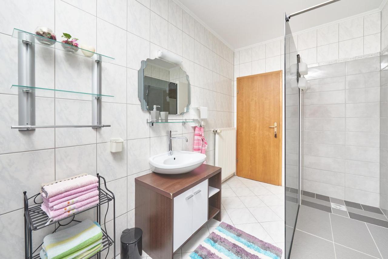 Apartments Lovric With Sea View คาชเตลา ภายนอก รูปภาพ
