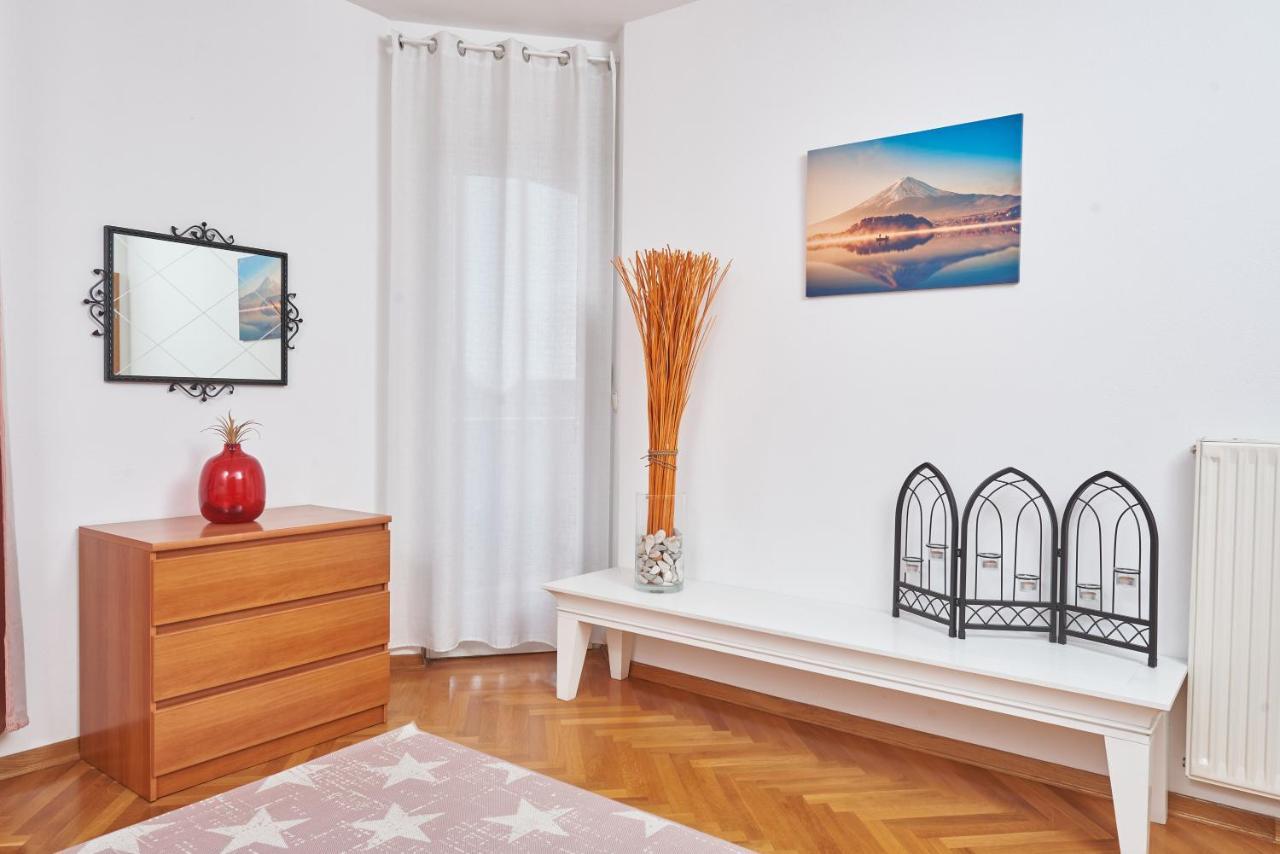 Apartments Lovric With Sea View คาชเตลา ภายนอก รูปภาพ