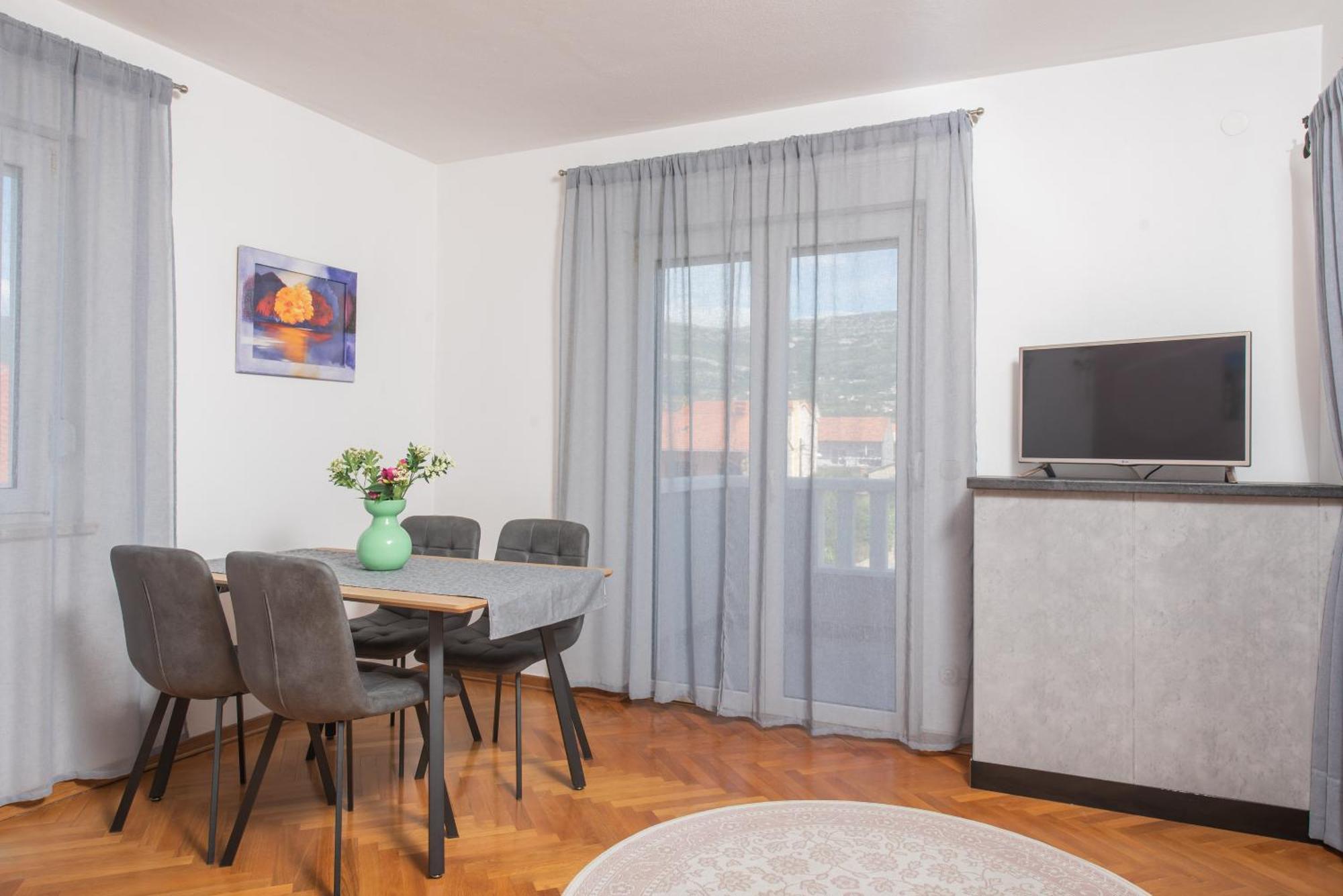 Apartments Lovric With Sea View คาชเตลา ภายนอก รูปภาพ
